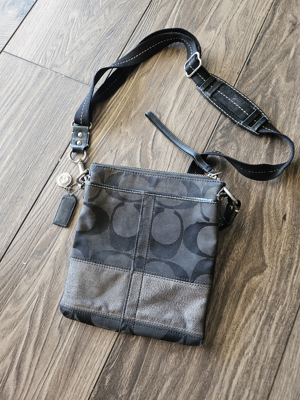 Coach Women's Black Signature Messenger Crossbody Bag